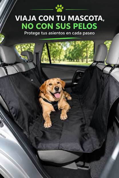 Cubre asiento para mascotas protegiendo el auto durante un paseo