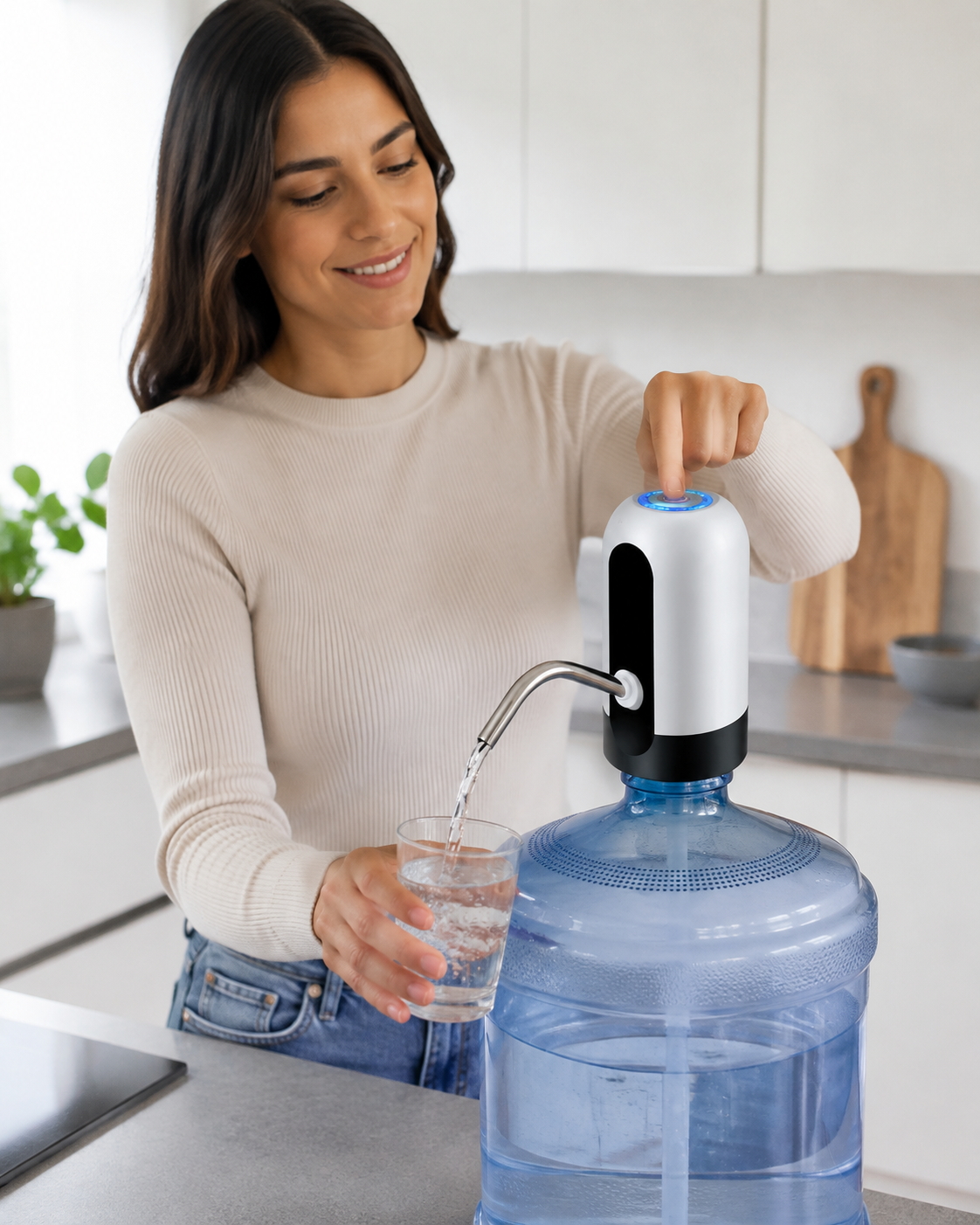 Dispensador eléctrico para bidón instalado y listo para servir agua