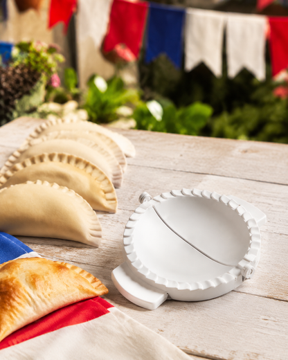 Molde manual junto a empanadas caseras dieciocheras