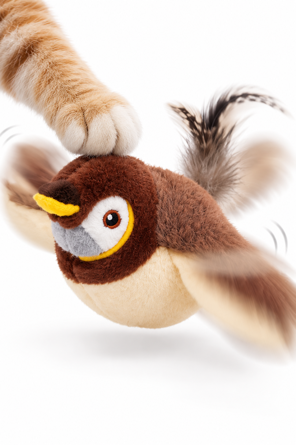 Detalle del pájaro interactivo de peluche batiendo sus alas